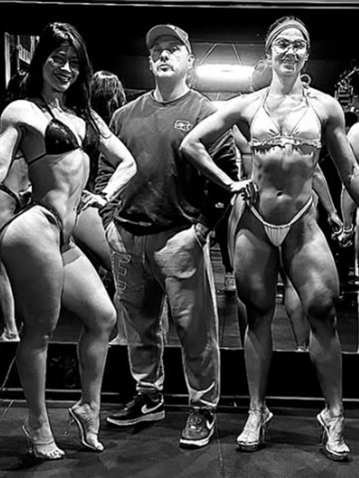 Equipo de atletas y coach en preparación estética avanzada